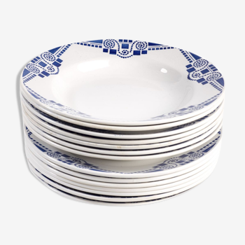 Lot de 14 assiettes Moulin des Loups Orchies décor géométrique bleu au pochoir. French Vintage