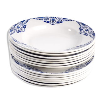 Lot de 14 assiettes Moulin des Loups Orchies décor géométrique bleu au pochoir. French Vintage