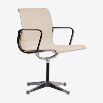 Fauteuil en skaï EA107 par Eames, édition Herman Miller - 1960