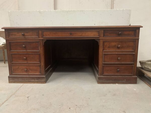Bureau plat a caisson de style Napoléon III en acajou XIX siècle