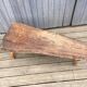 Banc brutaliste bois massif tripode