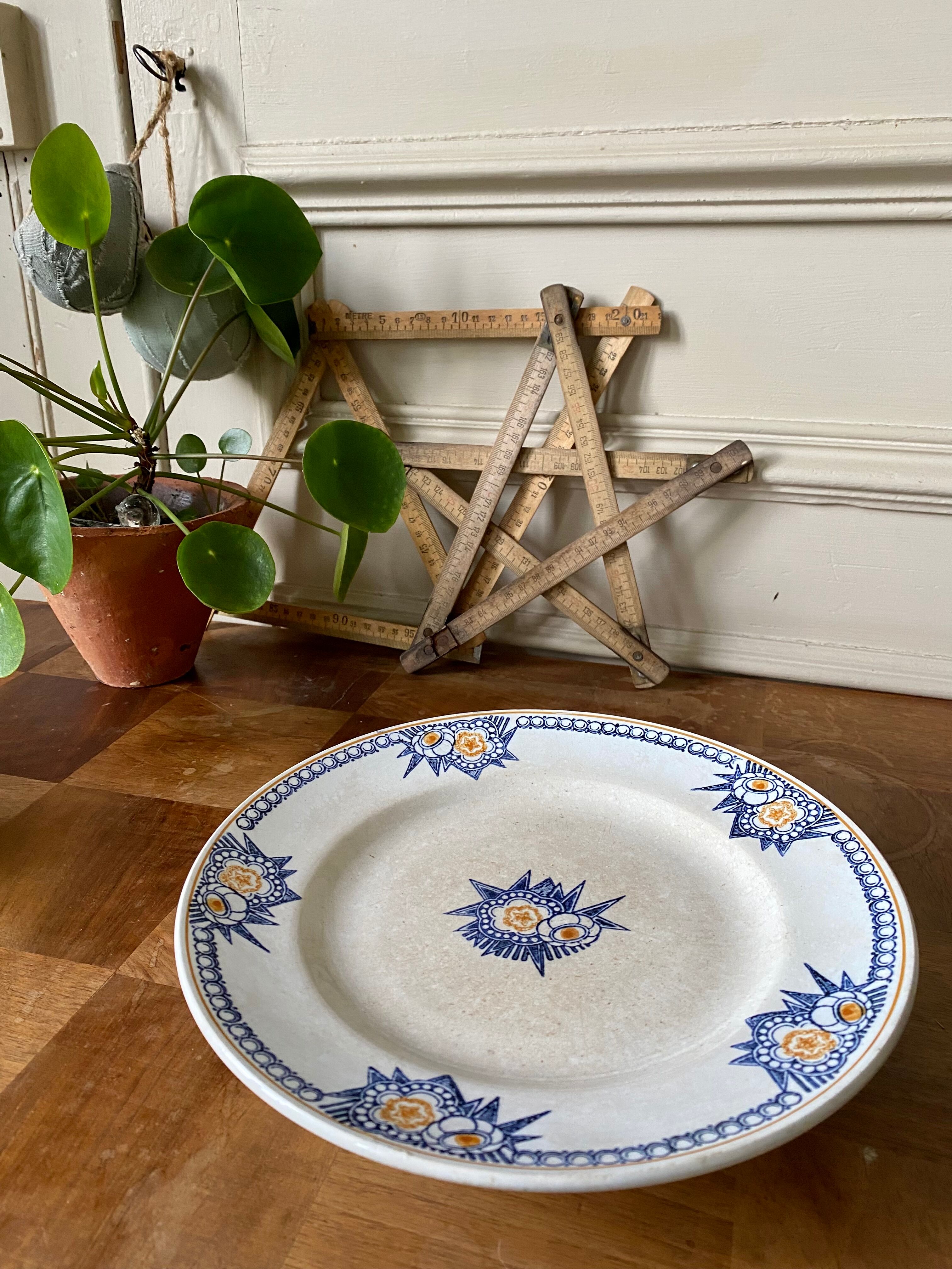 Ceramic standing dish from Saint Amand