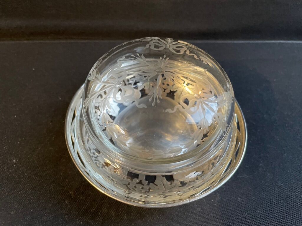 Engraved crystal bonbonnière and openwork silver basket in Louis XVI style