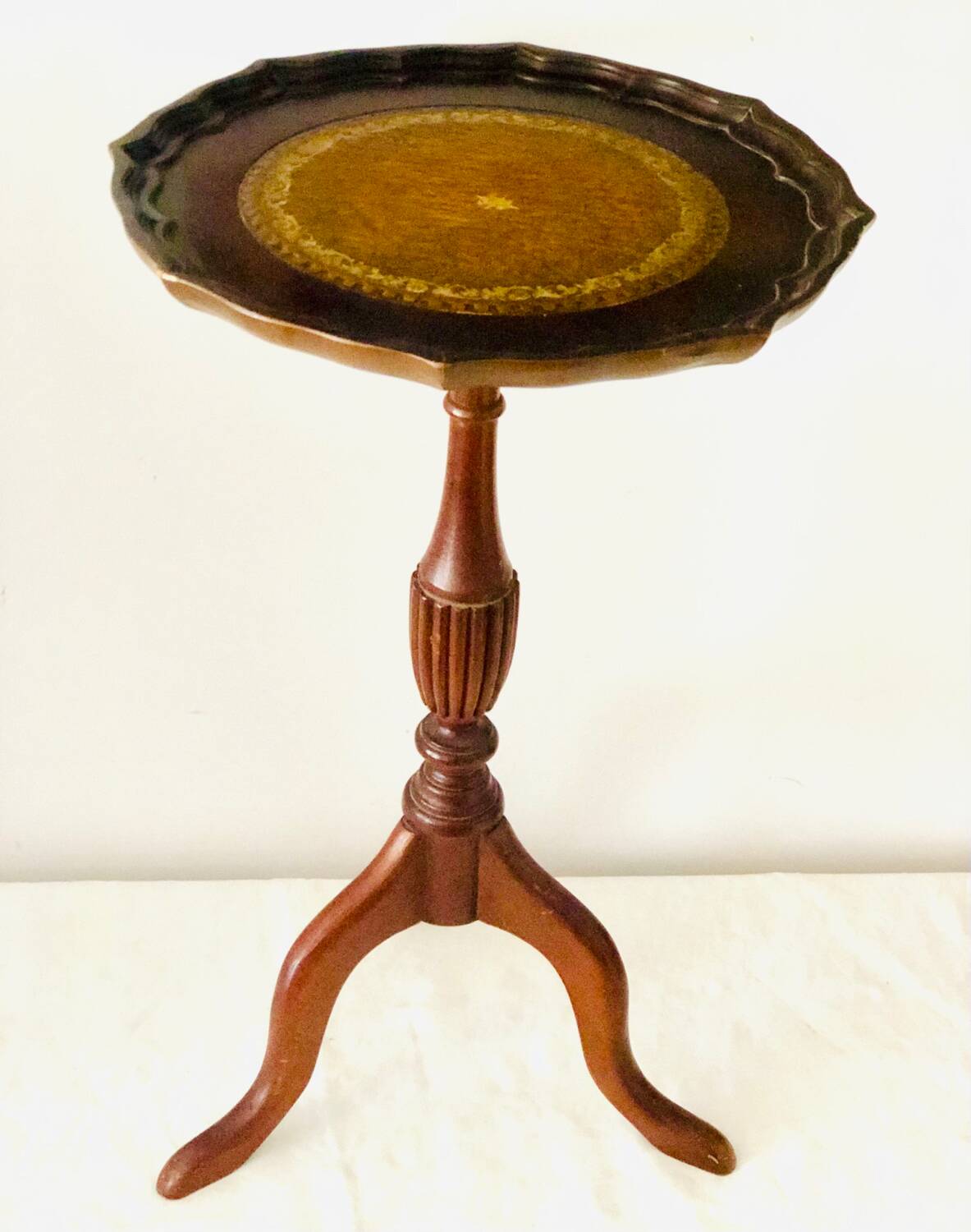 Tripod side table wine table in mahogany and vintage leather