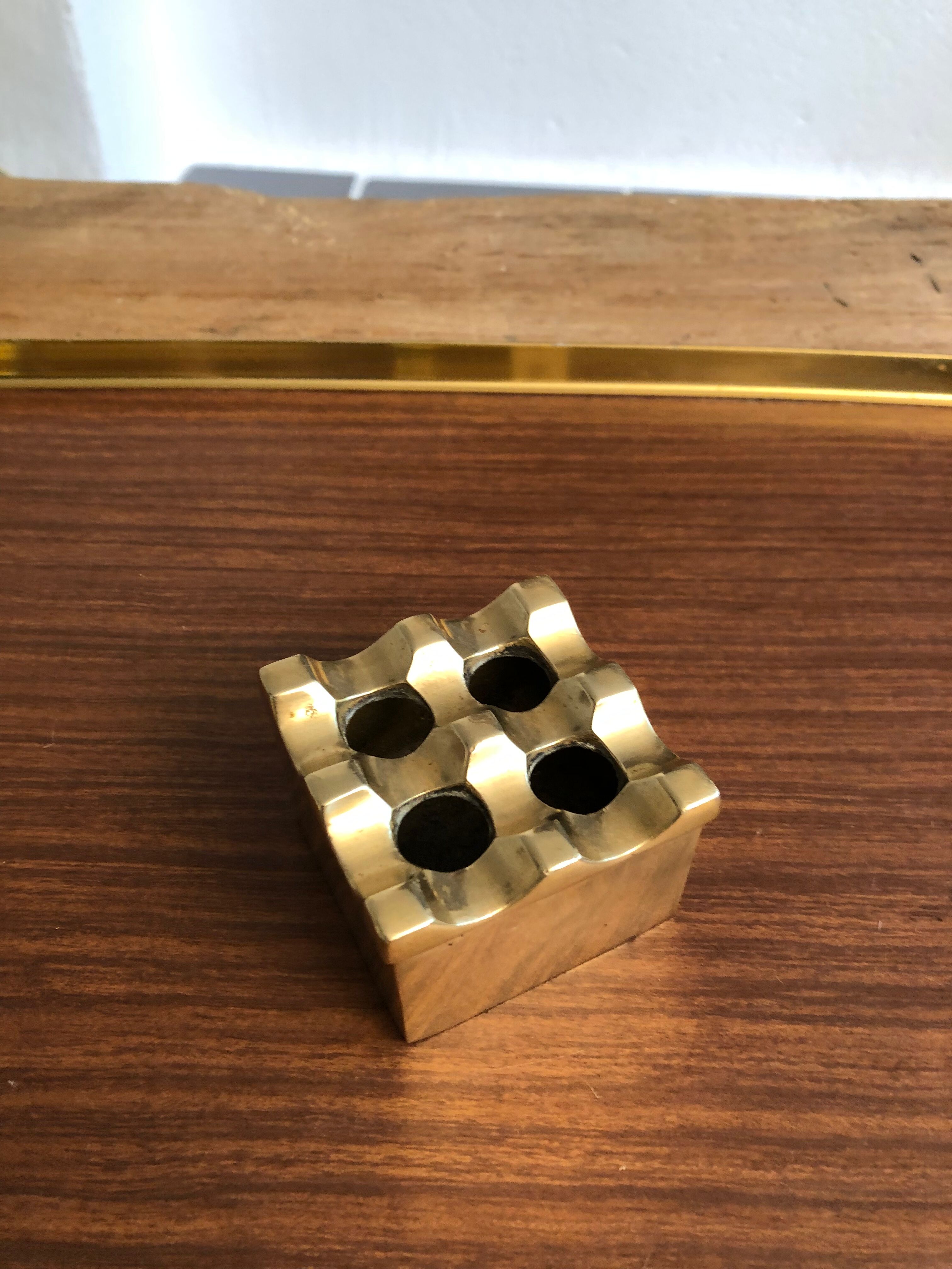 Ultima grate ashtray