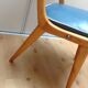 Chaise pieds compas style scandinave en hetre et simili cuir bleu / vintage années 50-60