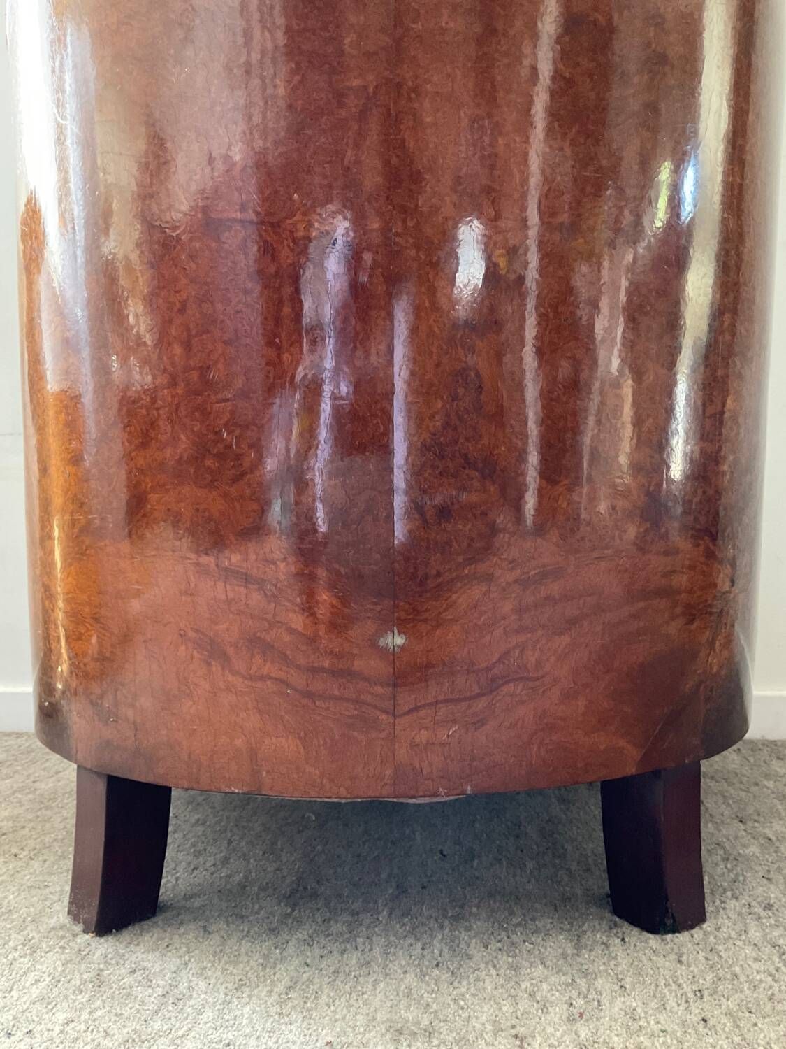 Fauteuil bergère Art Déco en loupe d’orme et velours