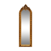 Grand miroir en or plein longueur avec un crête orné.