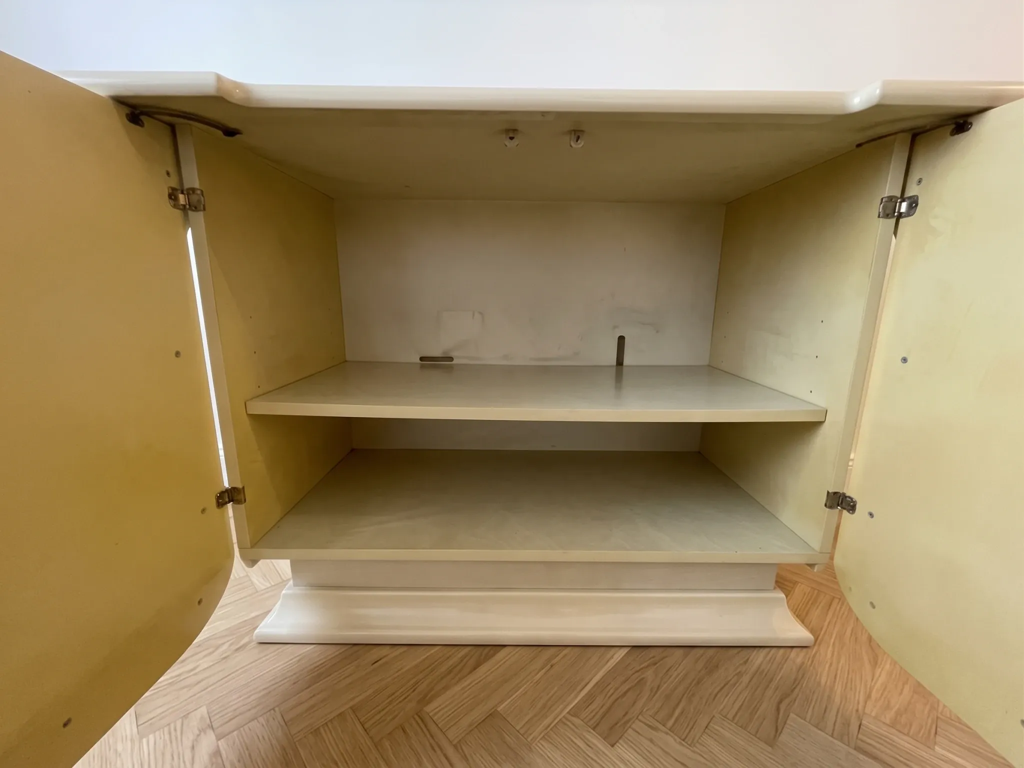 Buffet bas style classique italien beige laqué