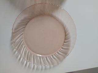6 plates in pink Arcoroc glasses