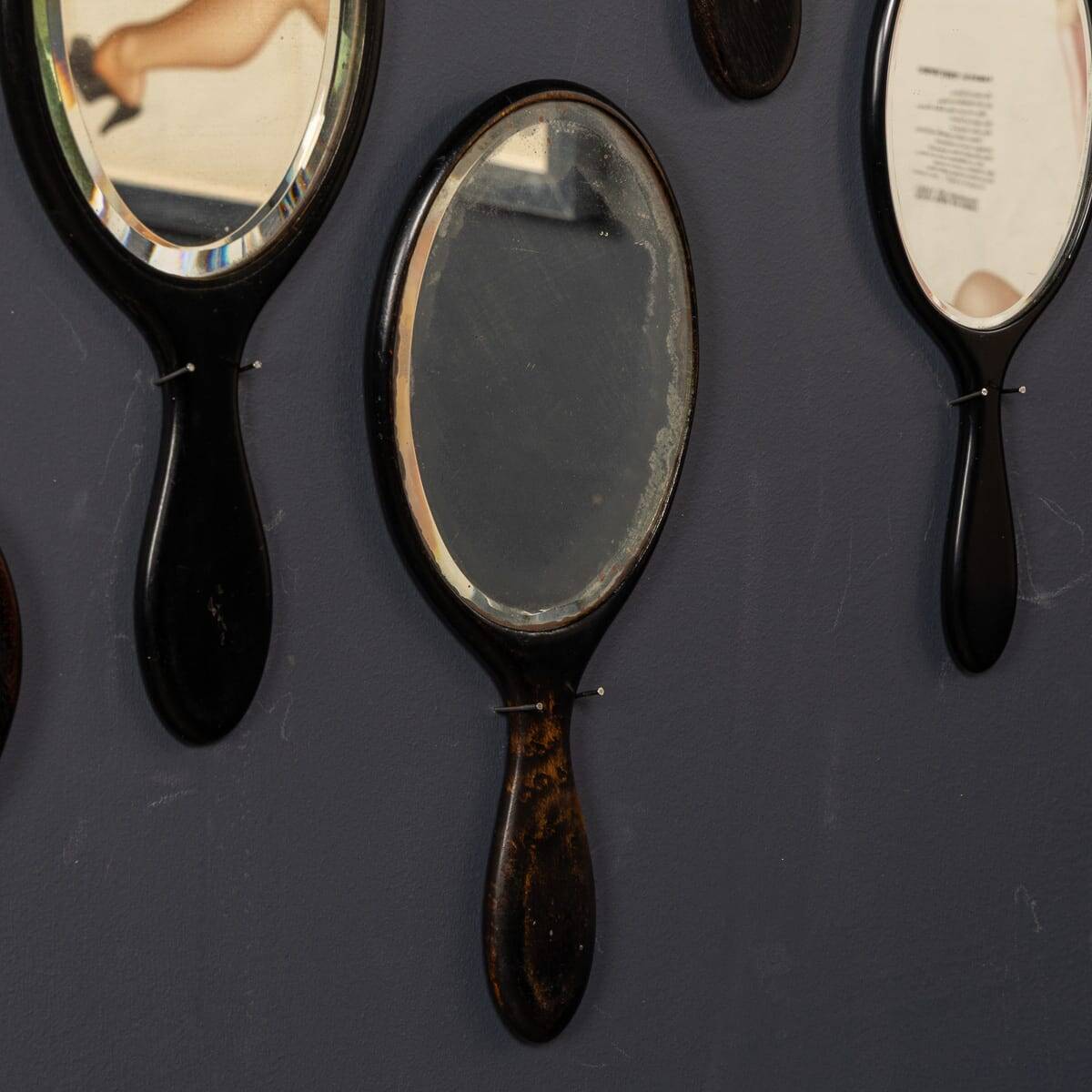 Collection antique du 19ème siècle de vingt-cinq miroirs à main en bois