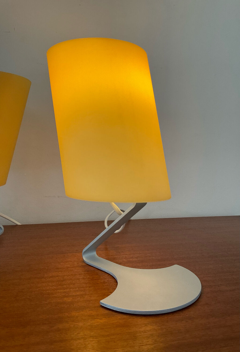 Paire de lampes design en opaline jaune et métal