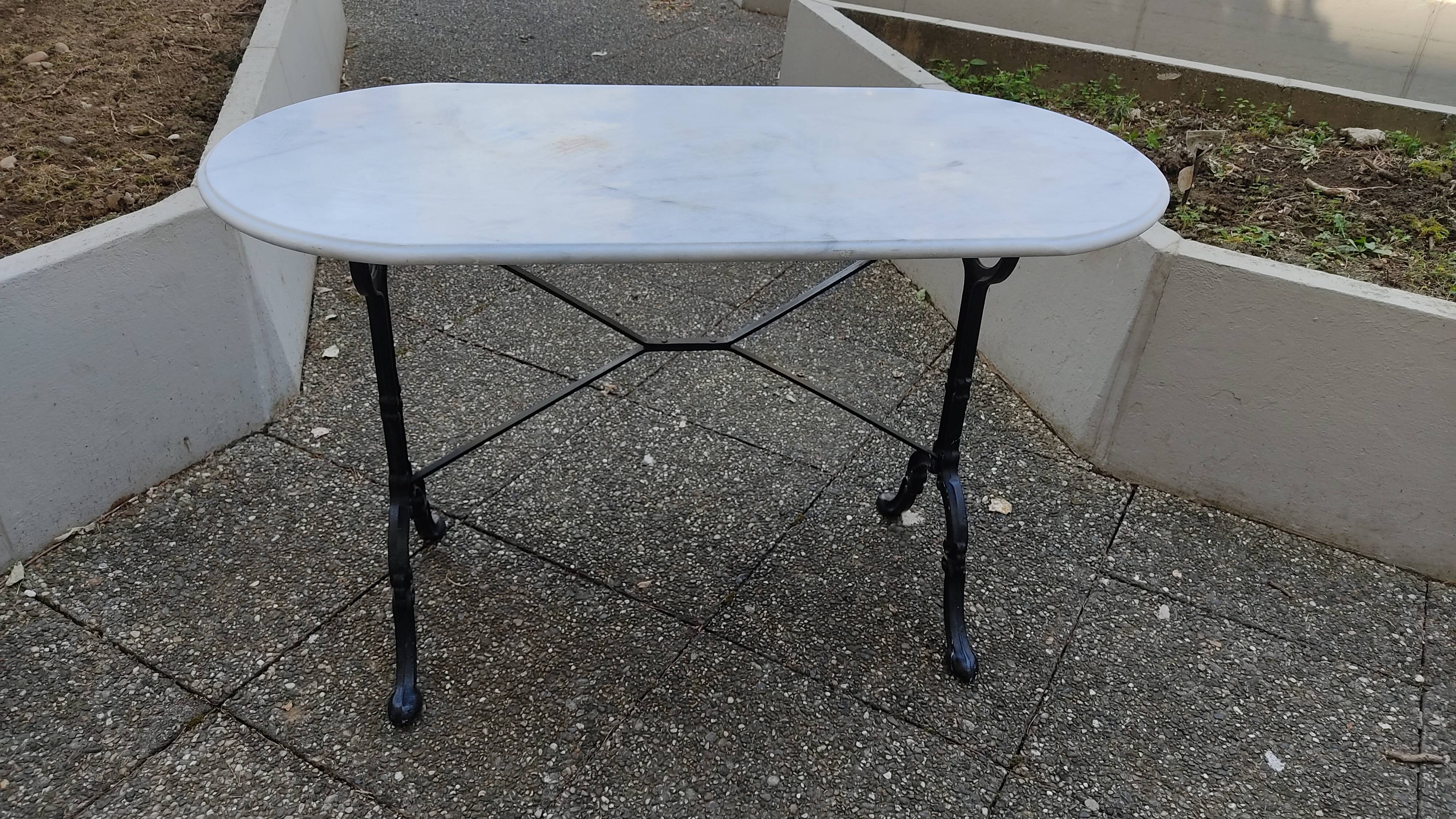Table ovale en marbre blanc de carrare