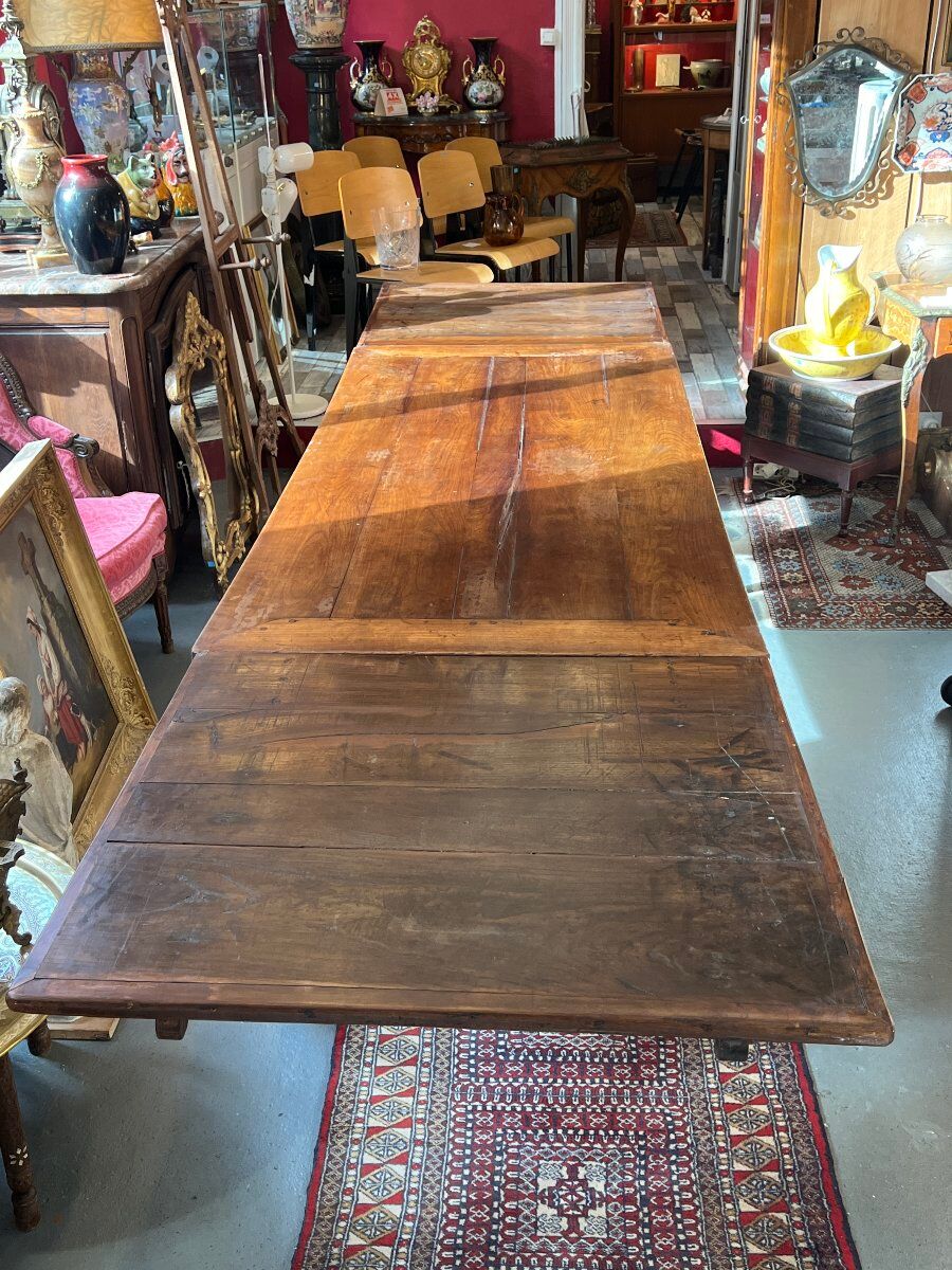 Rustic solid wood table: Elegance and functionality for your family meals, 19th century.
