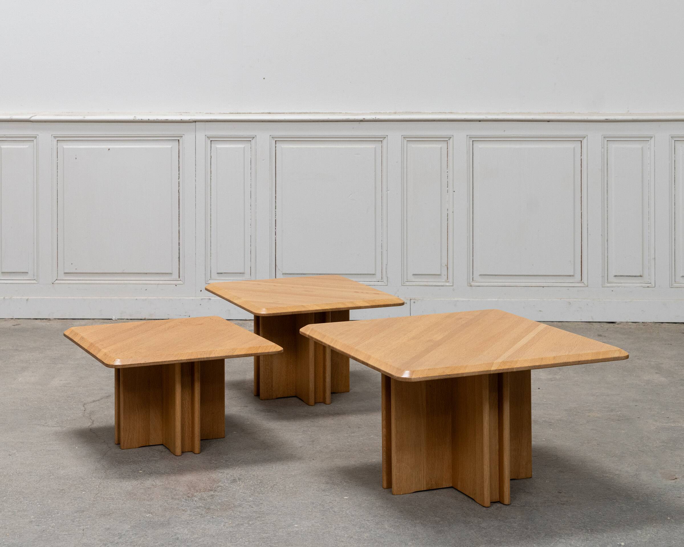 Ensemble de trois tables gigognes en chêne blond, années 80