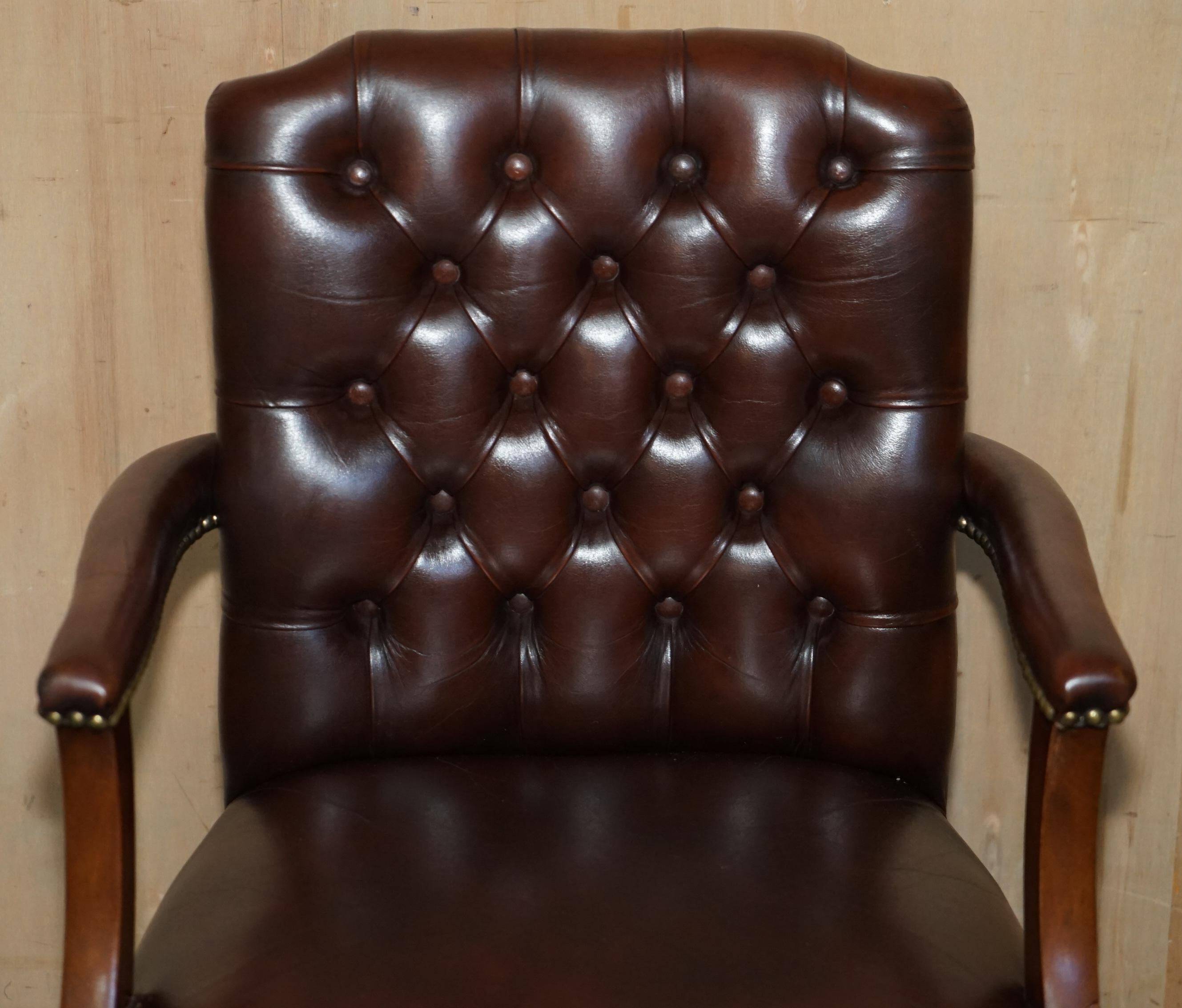 Fauteuil de bureau Gainsborough style George II Chesterfield cuir