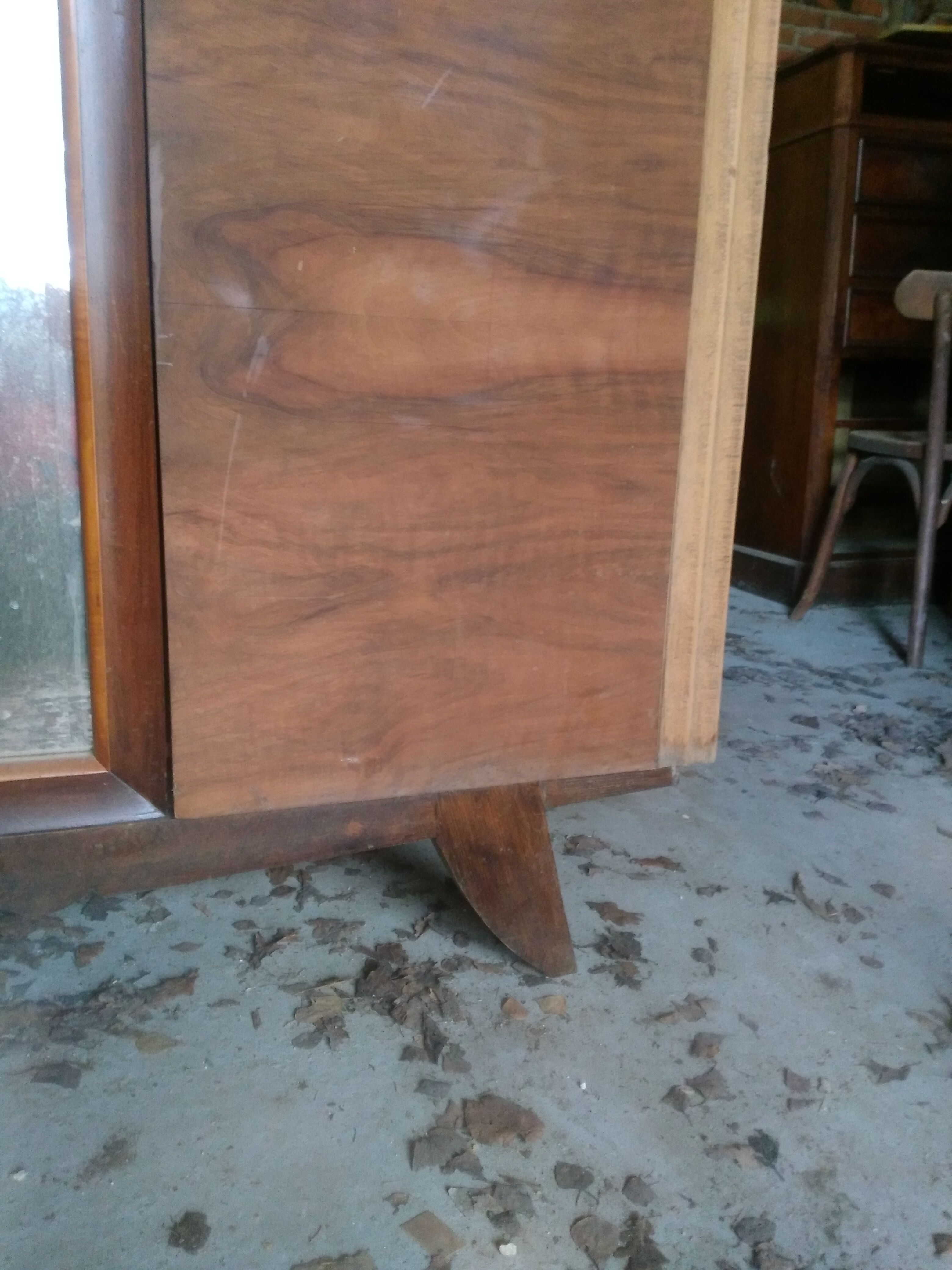 Armoire vintage aux pieds compas