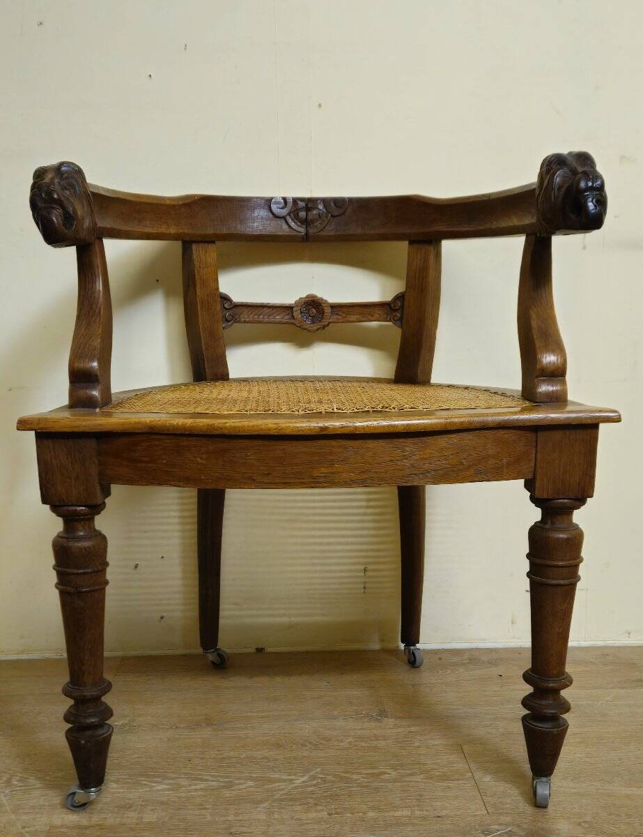 Fauteuil de bureau style Renaissance ancien en bois sculpté et assise cannée