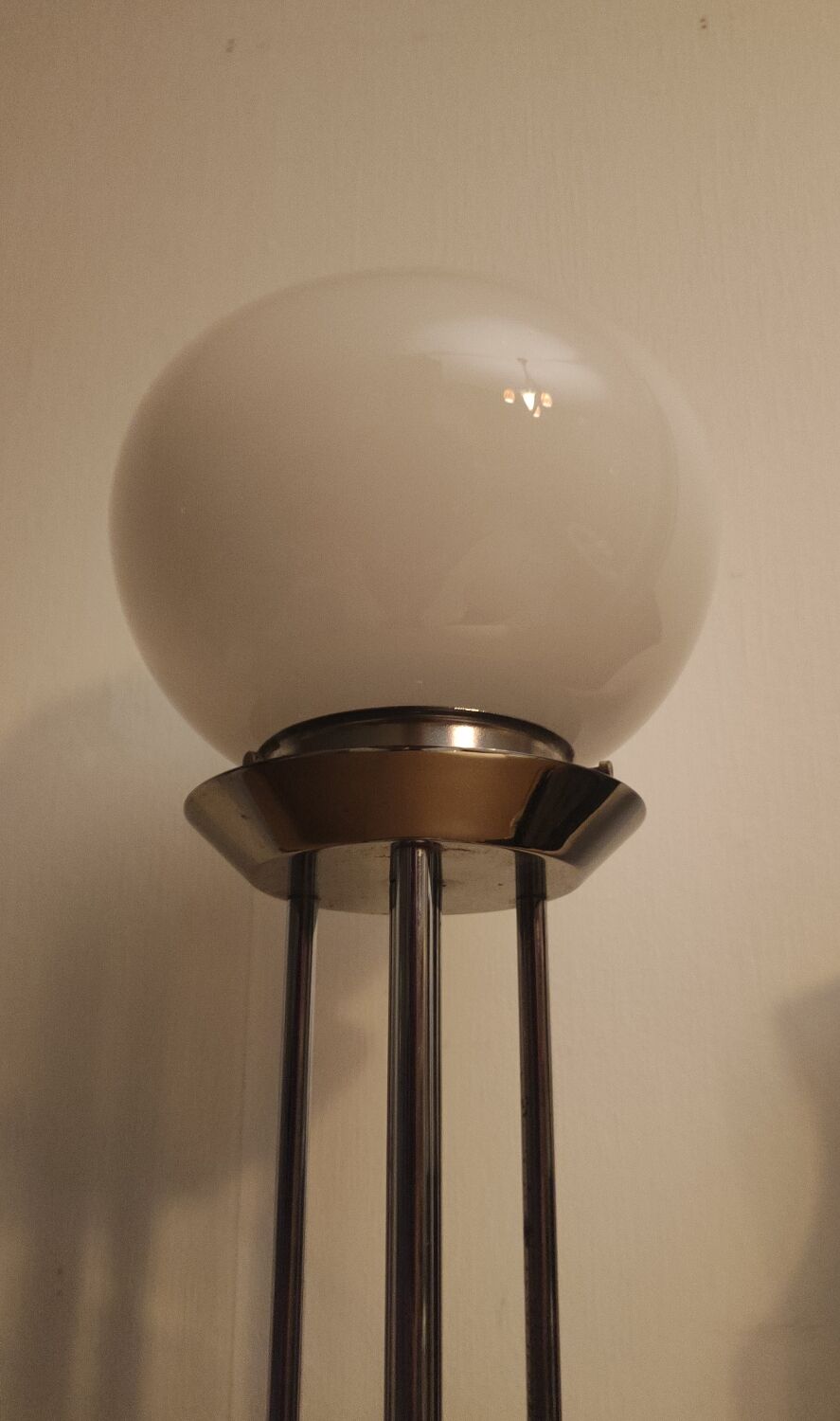 Lampe vintage en acier chromé et opaline mazzega 1980