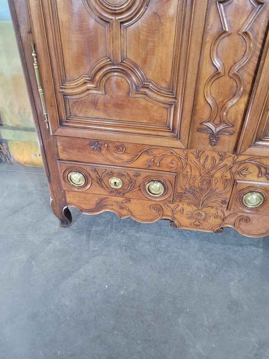 Armoire Louis XV en noyer et chêne