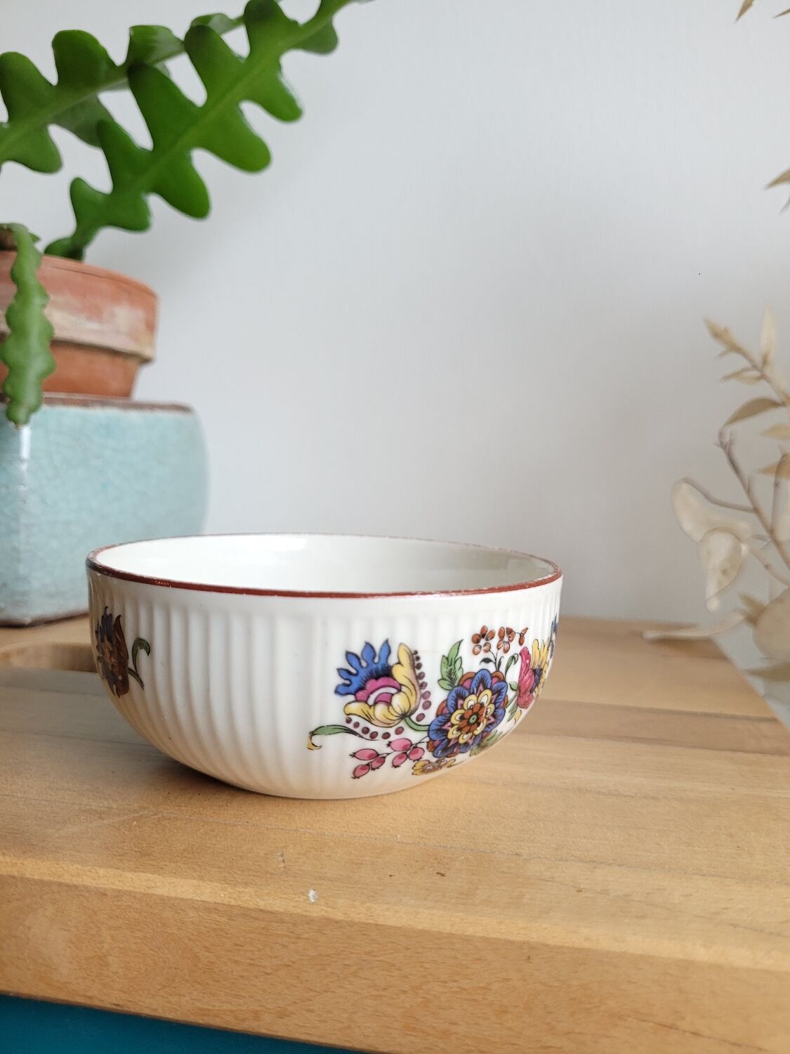Porcelain bowl floral decoration