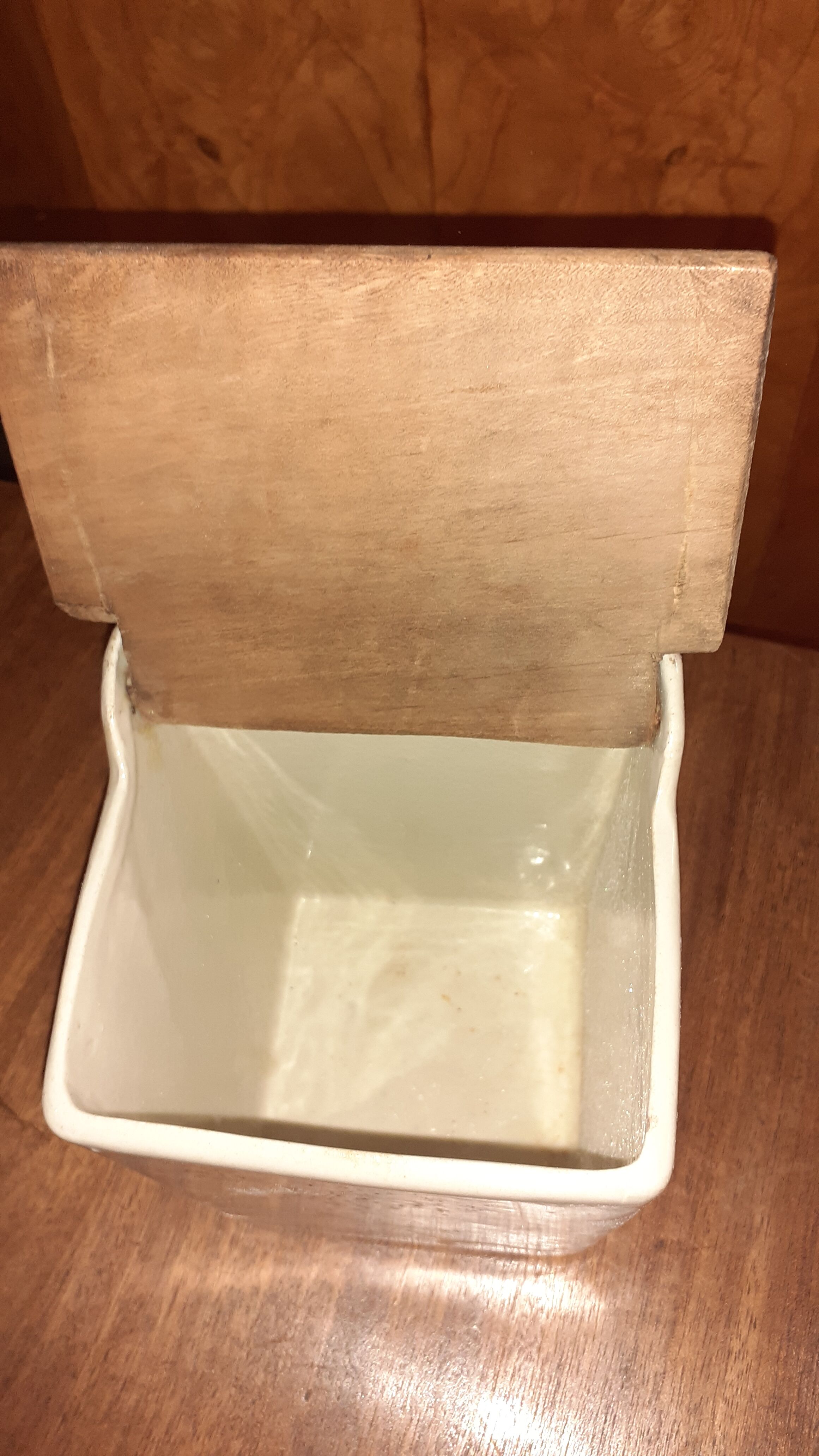 Salt box in faience and wood