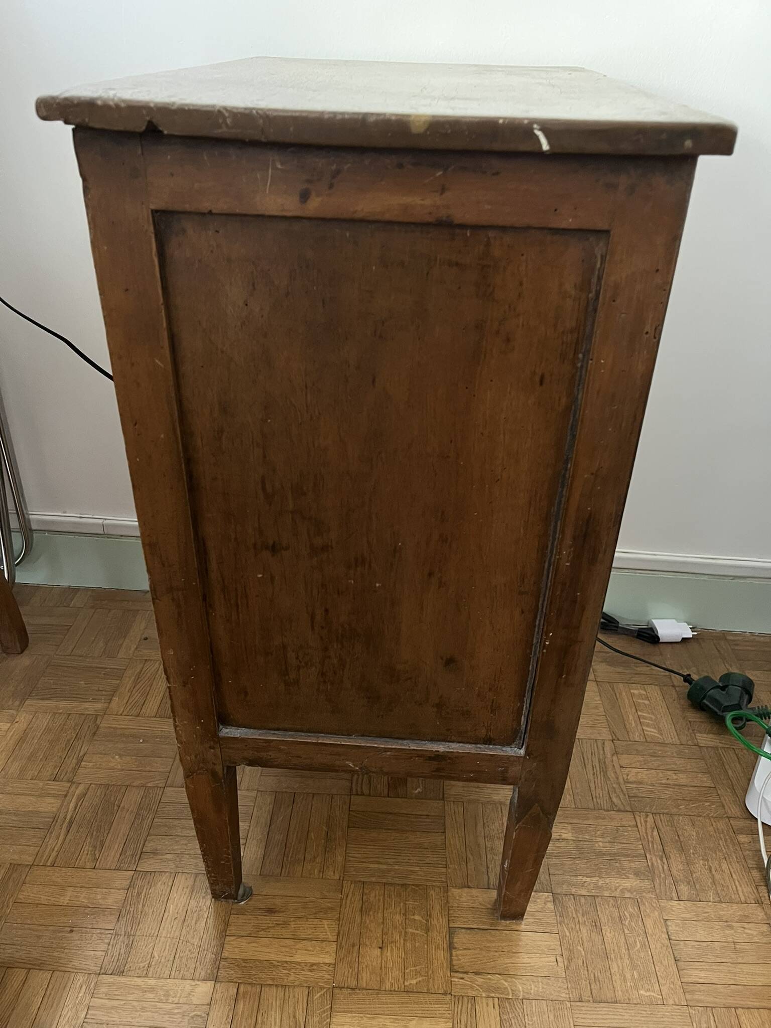 Table de chevet en bois massif d’origine fin du XVIIIe siècle (1780-1800)