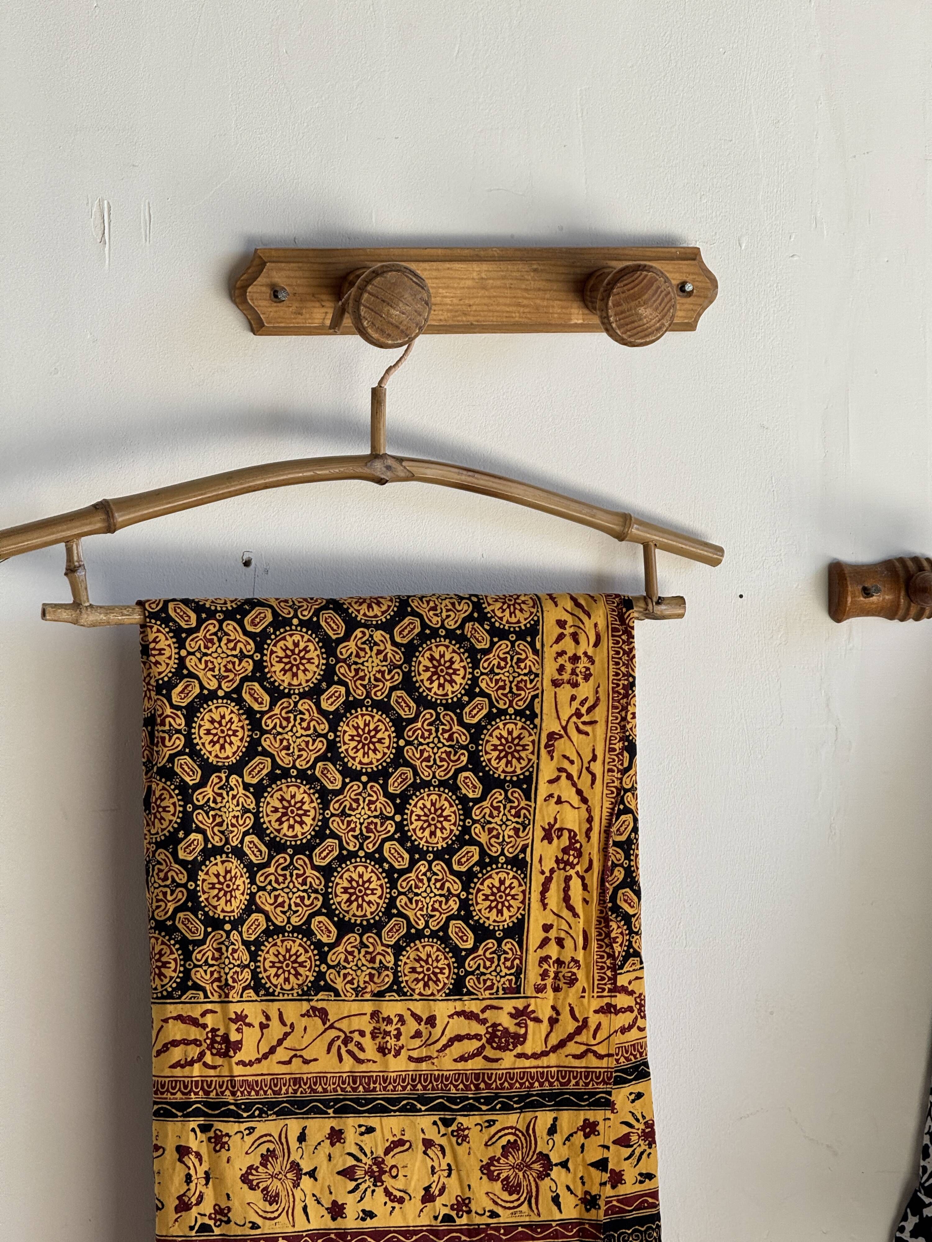 Small coat hook with two round button hooks in pine H5