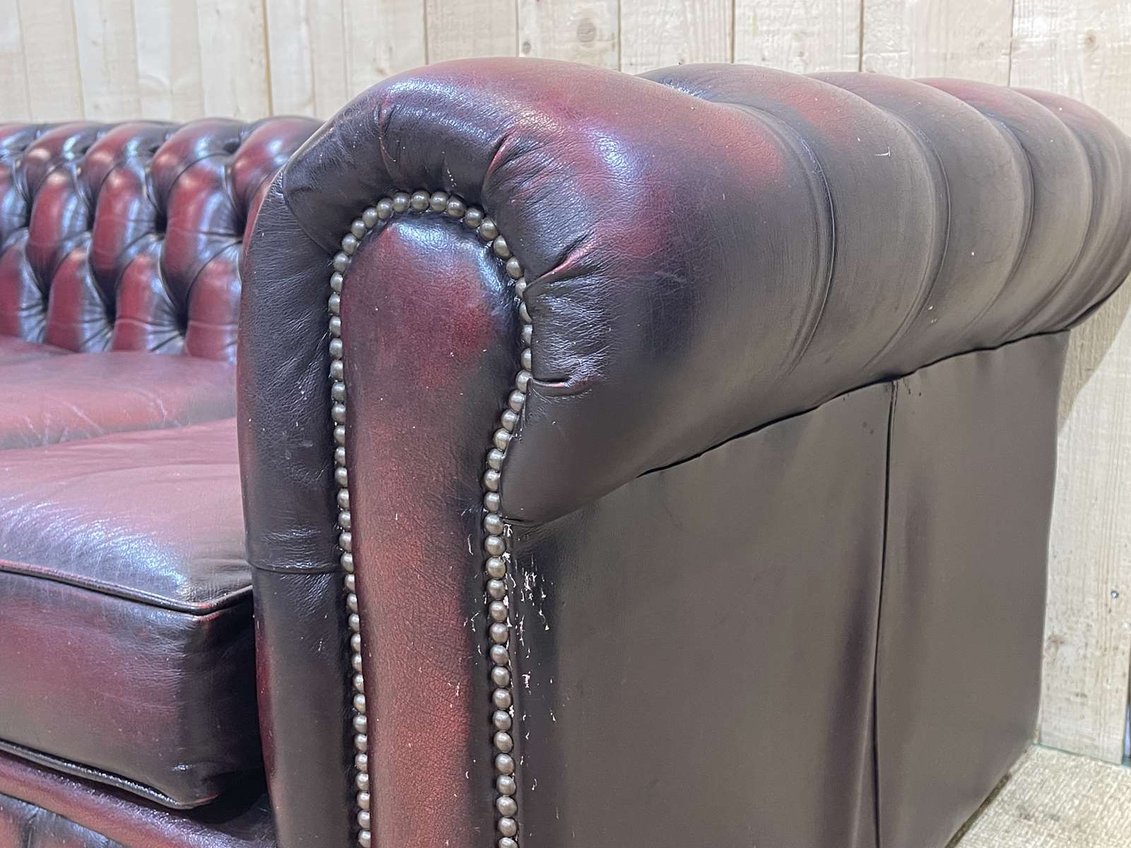 Chesterfield sofa in red leather 3 places from the 70s