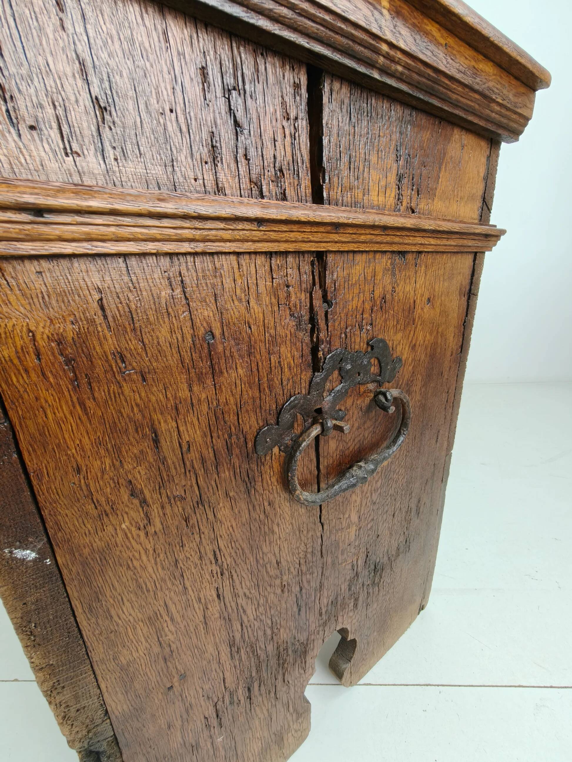 Elegant 18th century oak chest – dated 1756