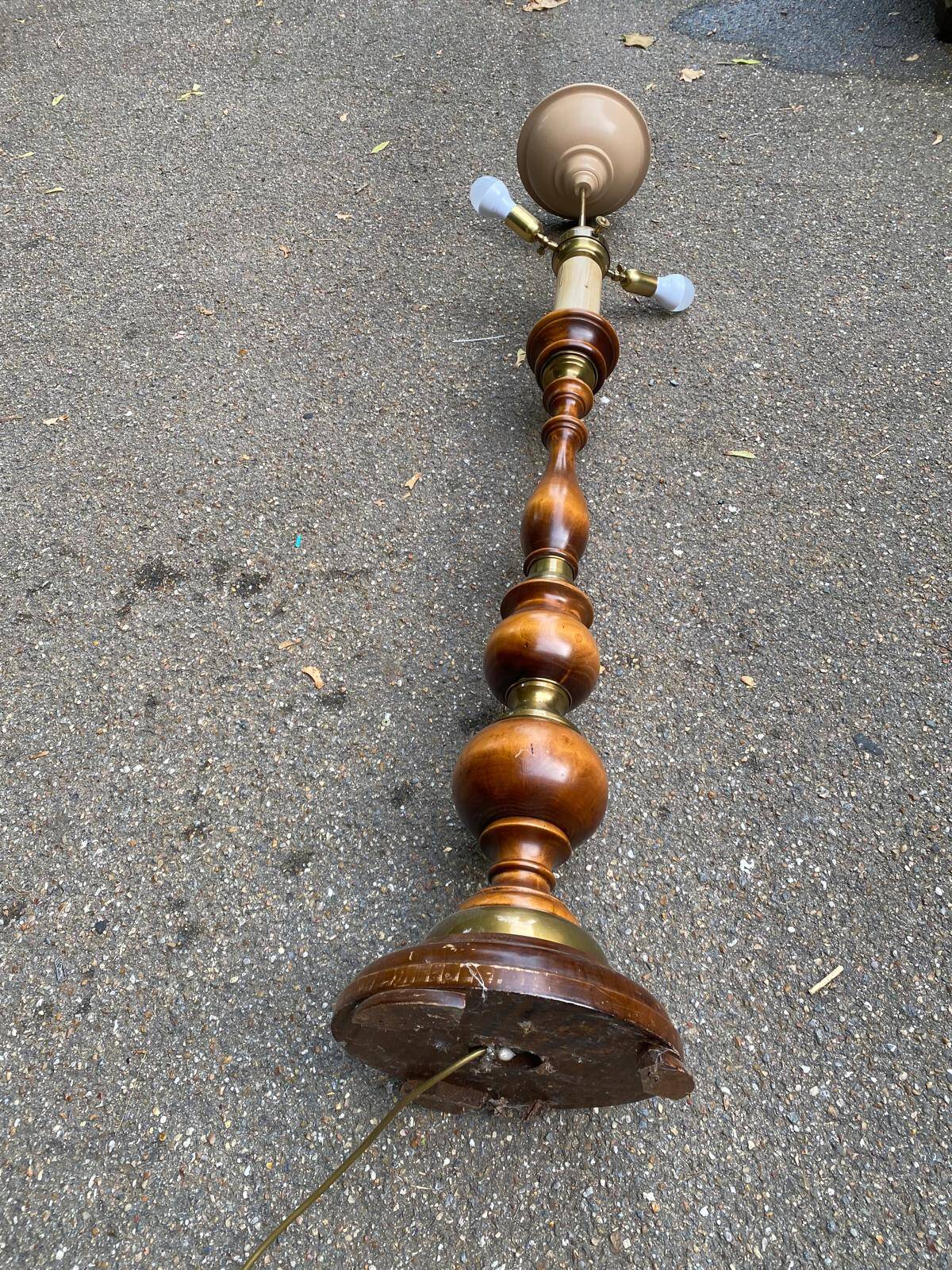 Art Deco floor lamp in solid wood and gilded brass