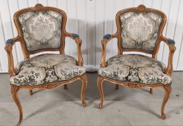 Paire de Fauteuils Cabriolets Louis XV en Noyer – Style XVIIIe