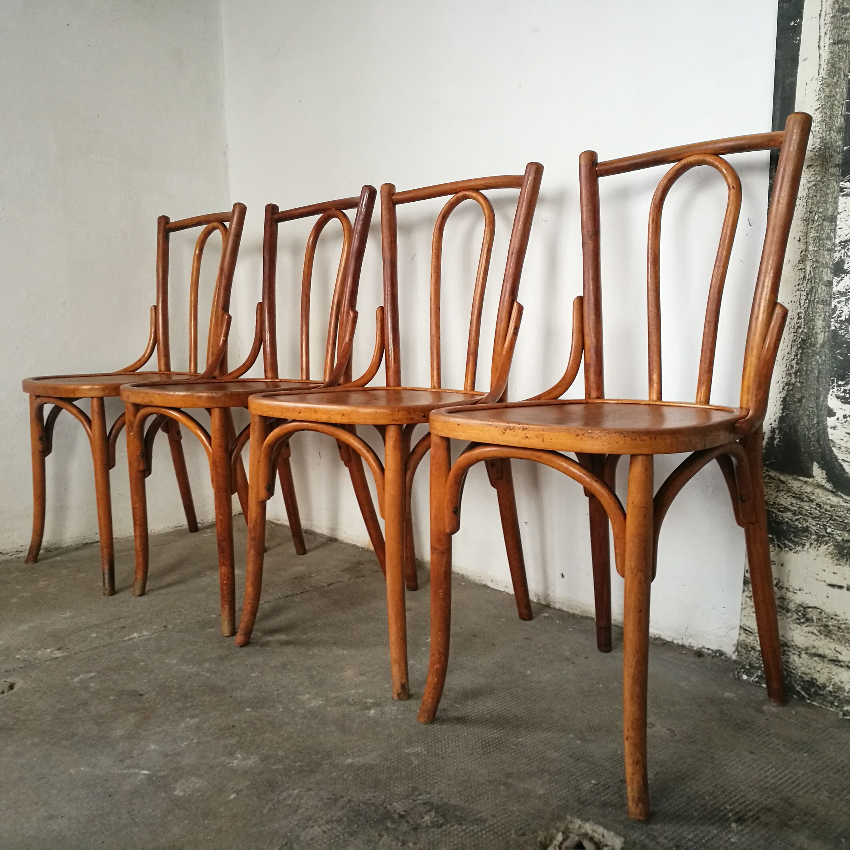 Set of 4 curved wooden bistro chairs, pin back
