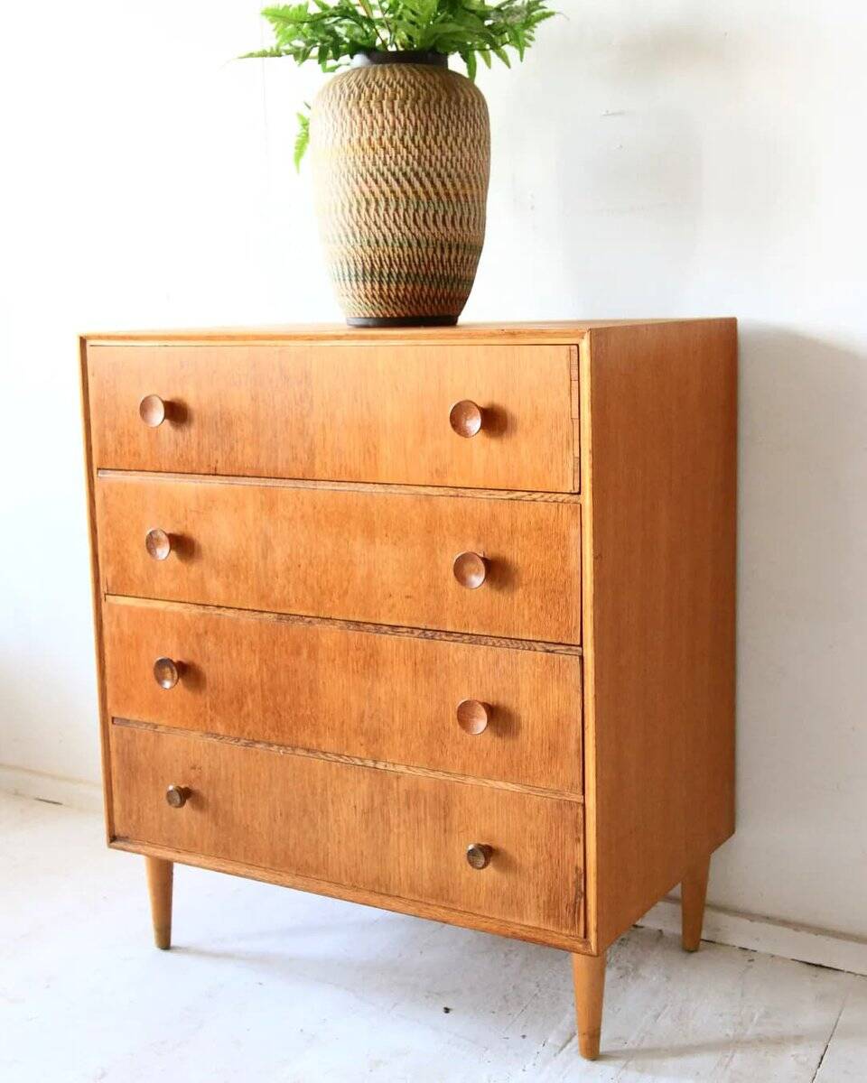 Mid-Century chest of drawers in brown teak with 4 drawers, 1960s, tapered legs.