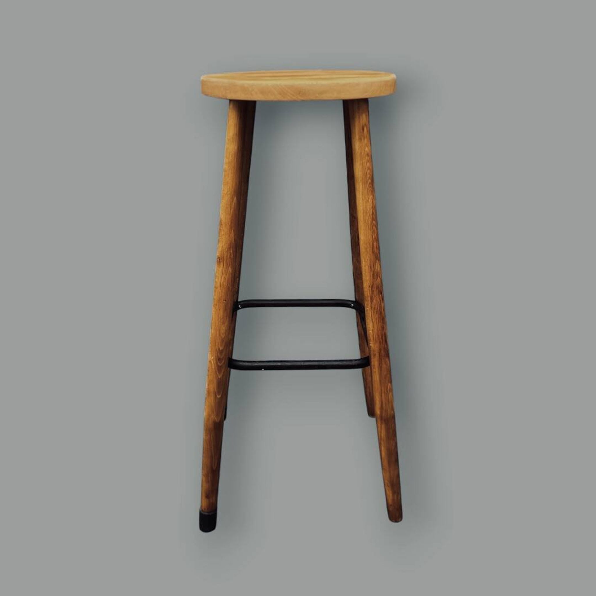Ancien tabouret de bar en bois et métal – design sobre et authentique