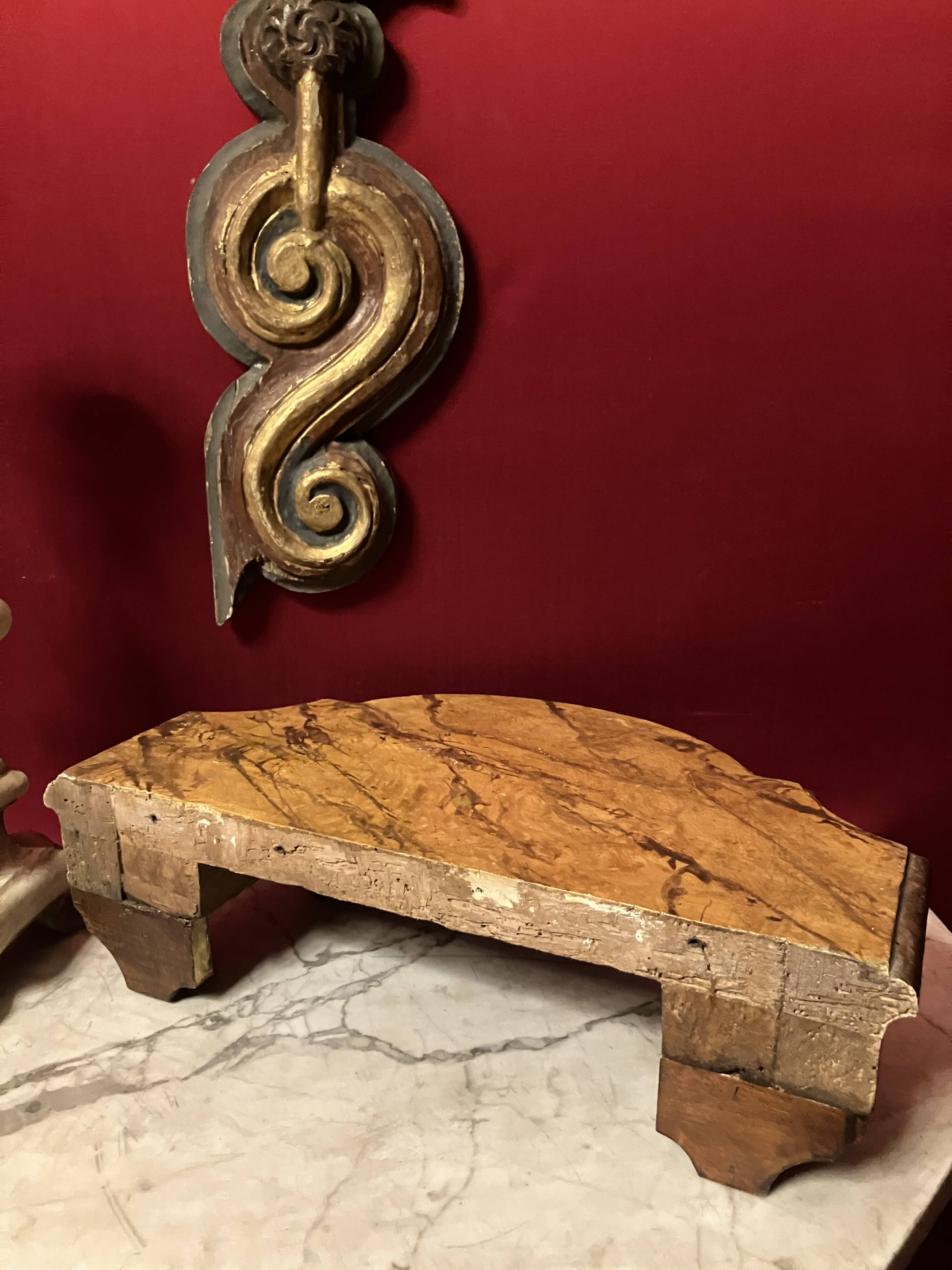 Ancient Italian pedestal, gilded carved wood, faux yellow Siena marble, 19th century.