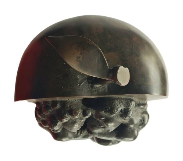 Sculpture en bronze de Bogomil Jivkov – La pomme (1991)