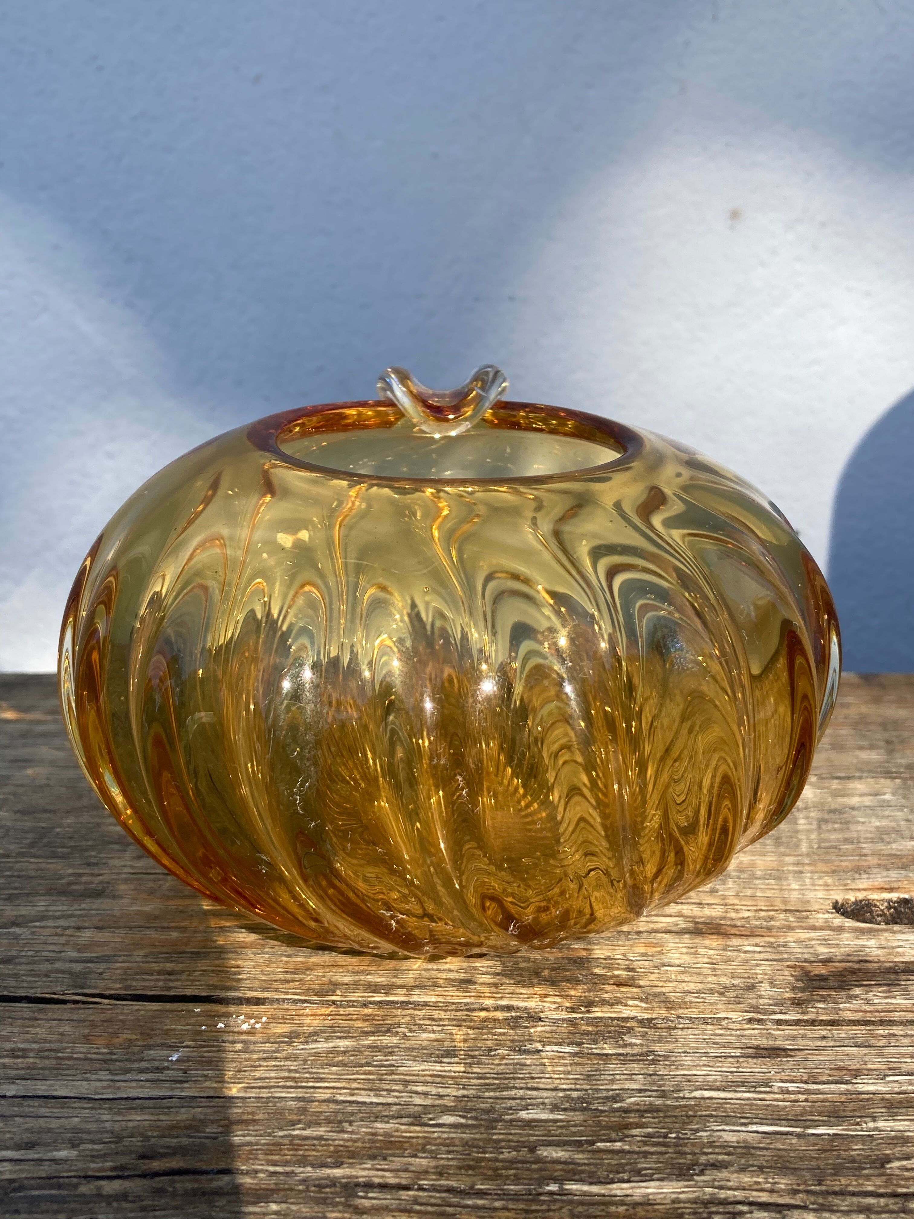 Cendrier en verre soufflé de Murano ambré marron boule torsadé
