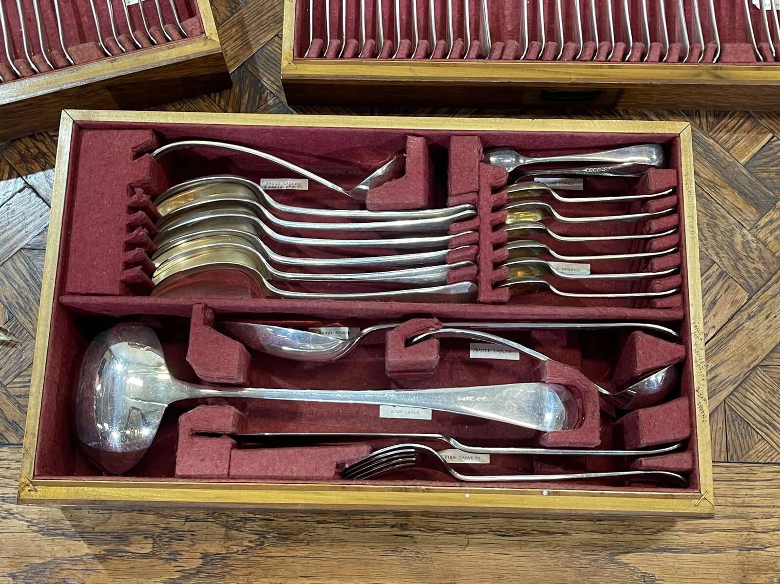 English silver-plated cutlery set in its oak box - early 20th century