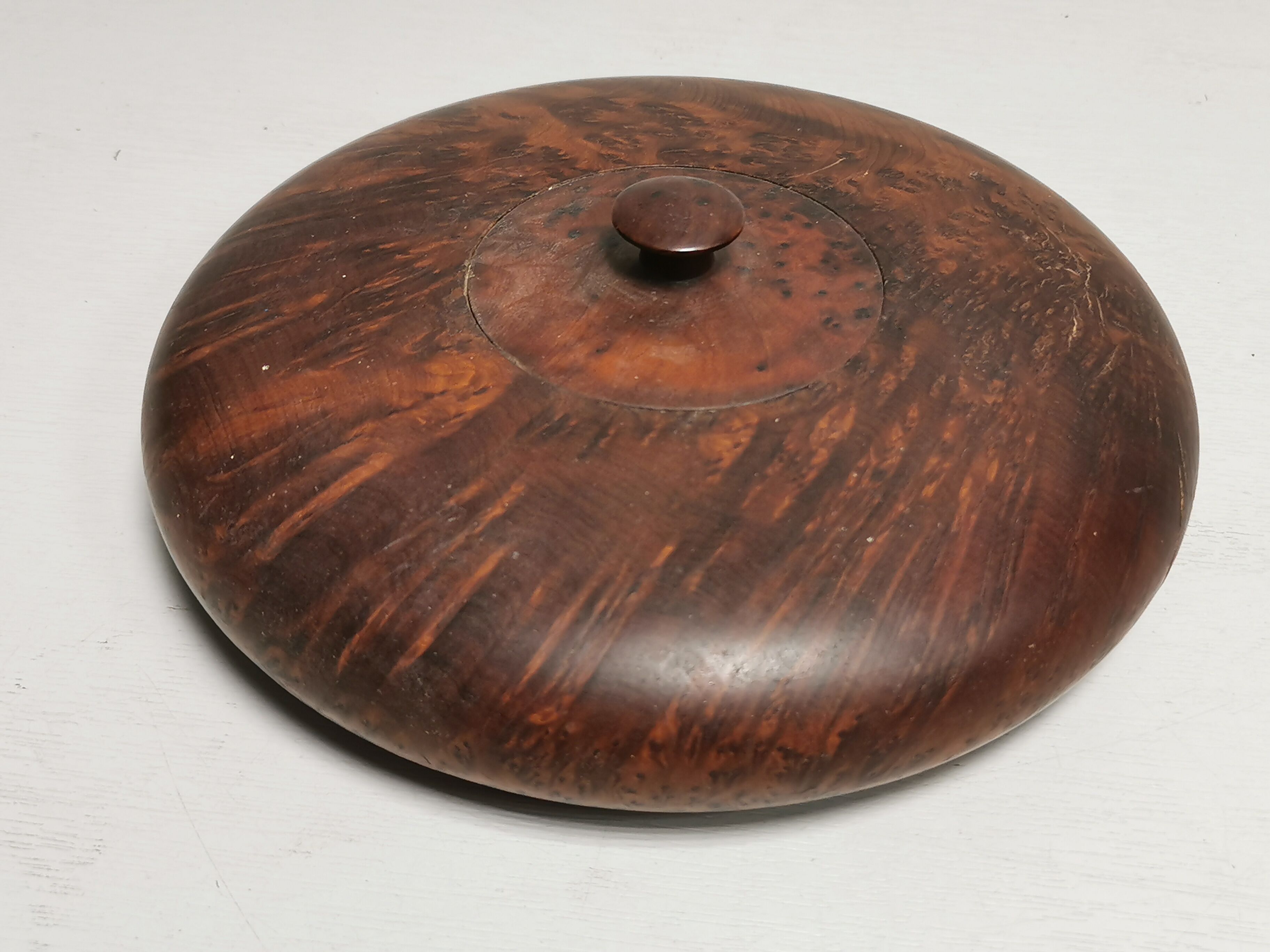 Boite ancienne ronde en loupe d'orme ou thuya