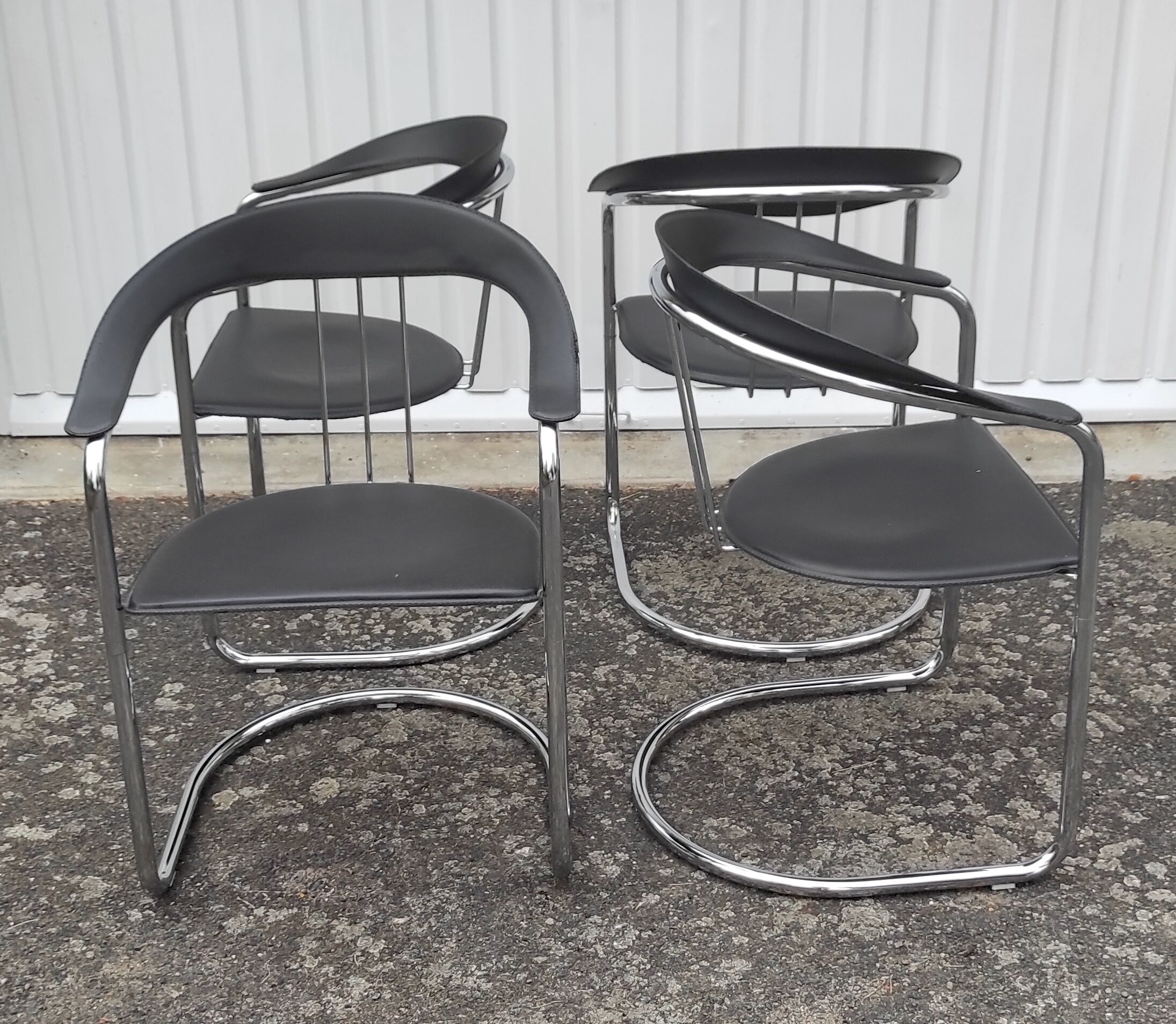 Chrome metal chair and Bauhaus style leather – 70s/80s