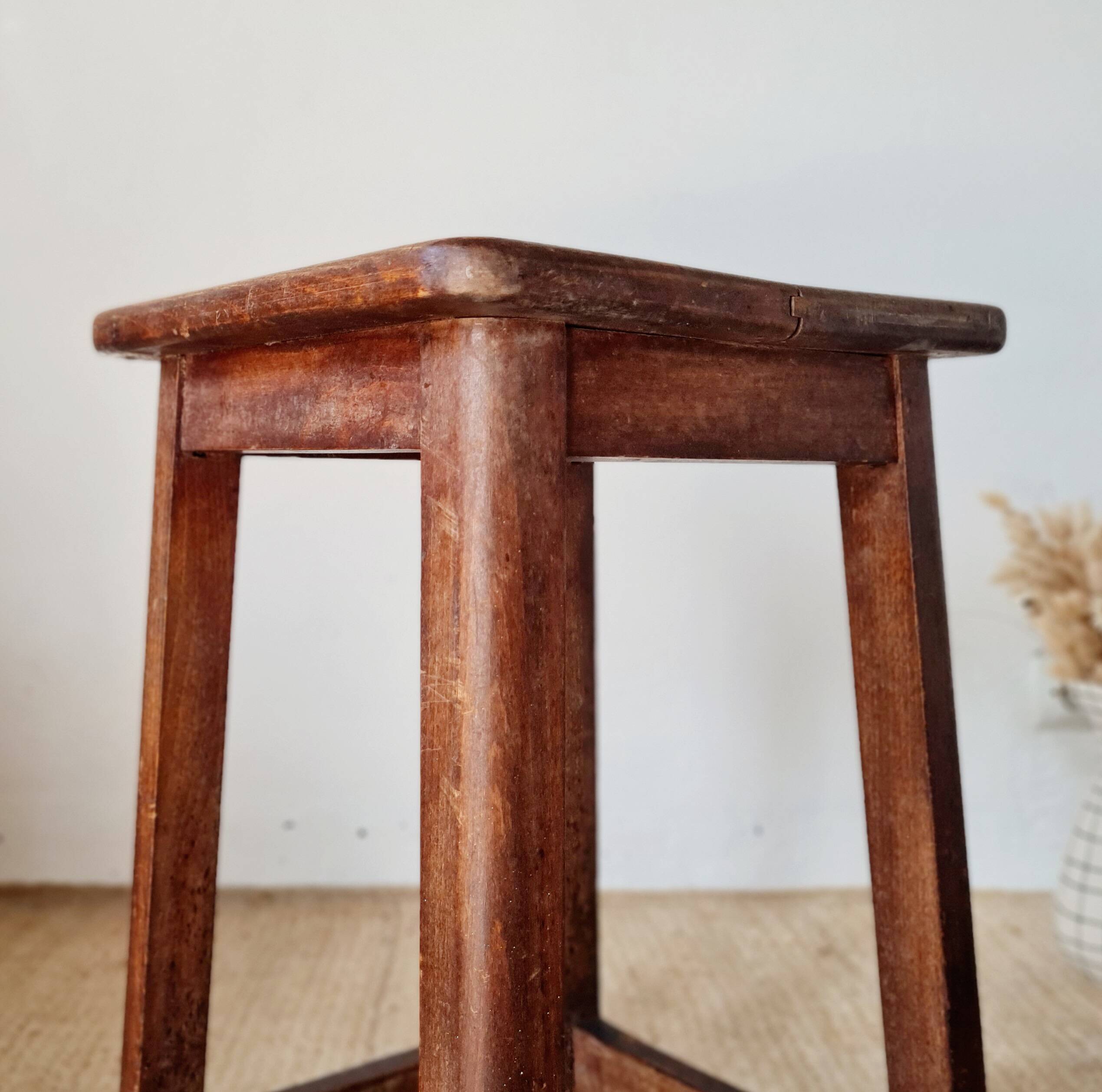 Antique farmhouse stool in solid oak – Rustic Brutalist Look
