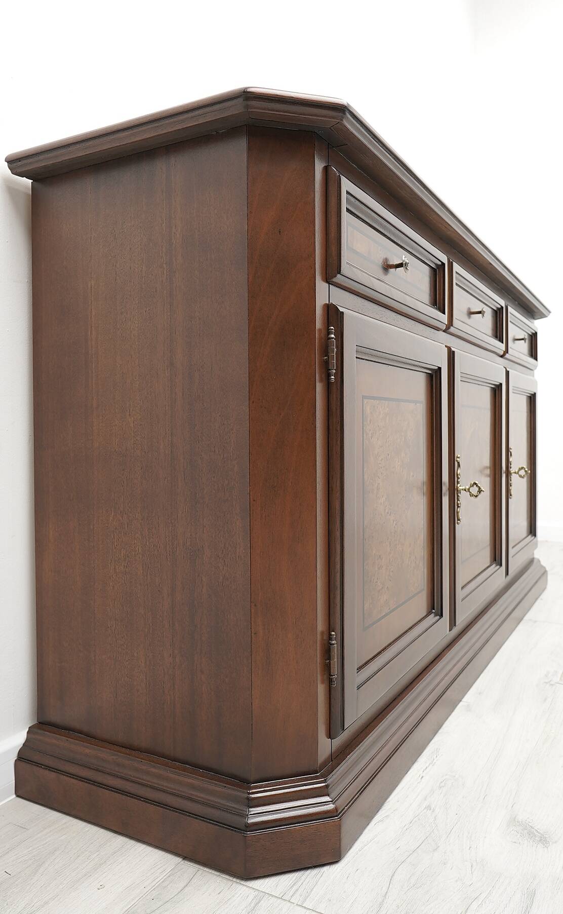 Elegant Italian chest of drawers. After professional renovation.