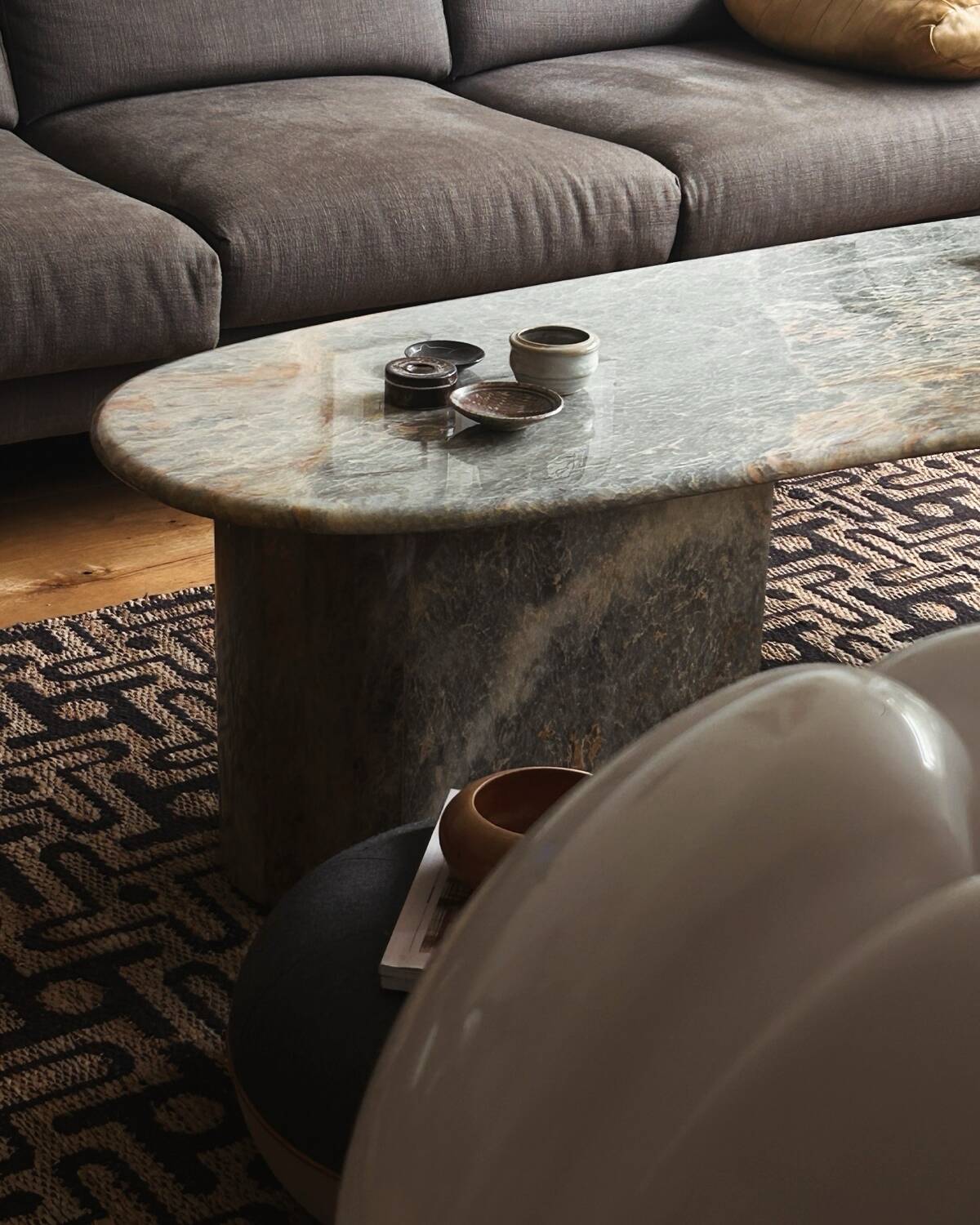 Table basse Boomerang en marbre italien de forme libre et organique