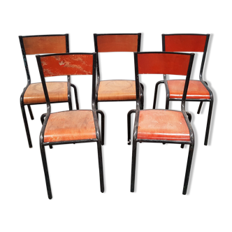 Anciennes chaises d'école vintage