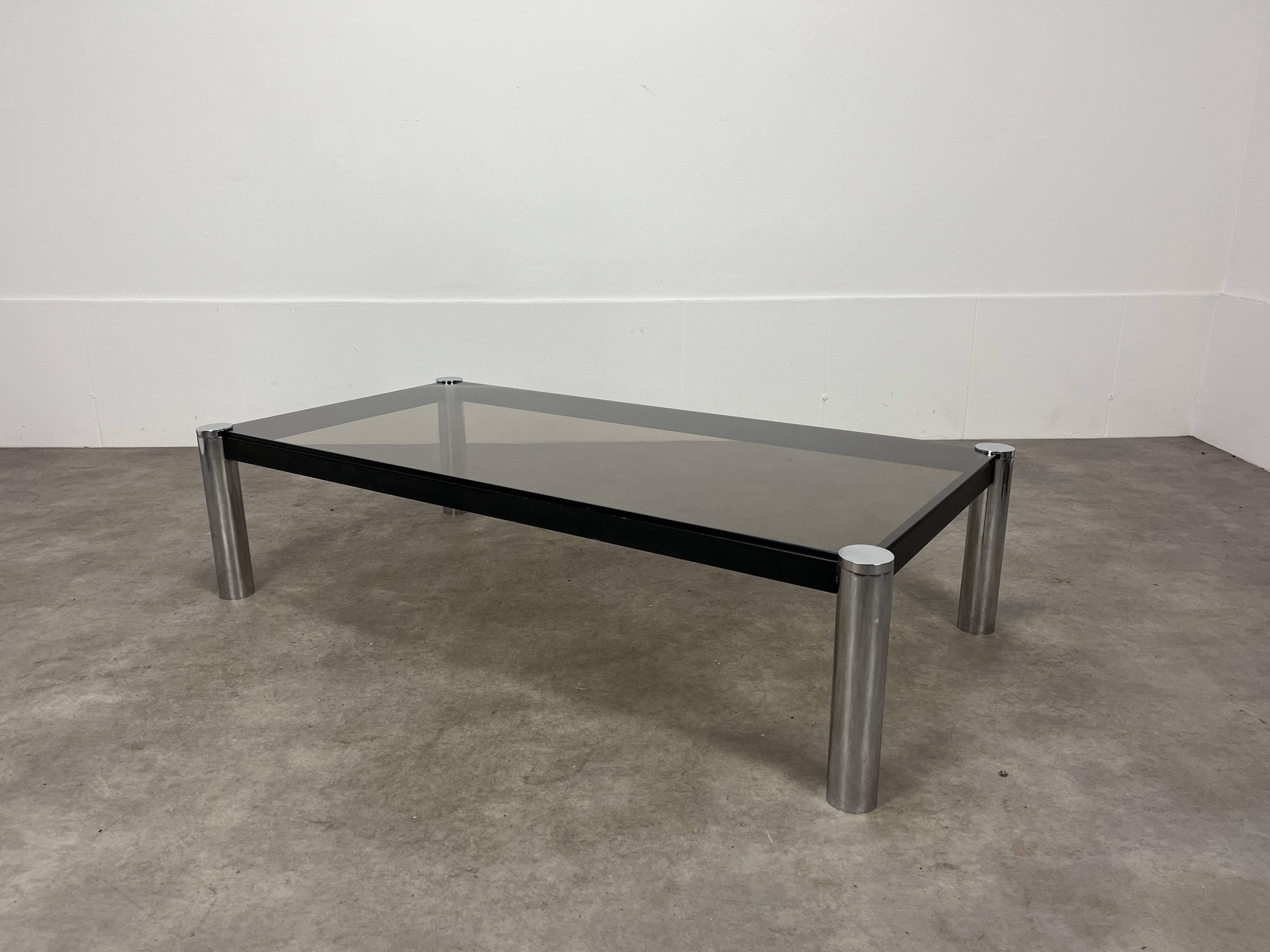 Table basse chrome et verre fumé années 70
