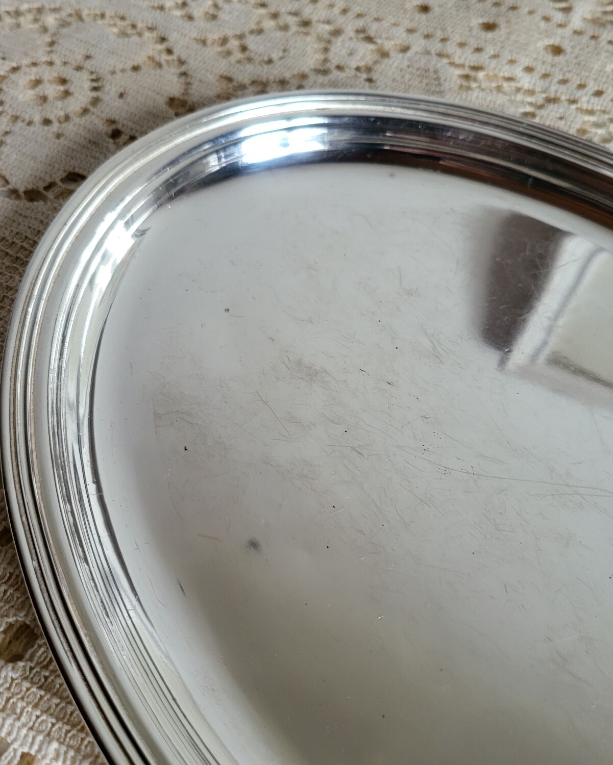 Small oval dish in silver-plated metal