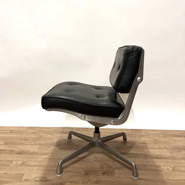 Intermediate Eames chair from the 70s in leather.