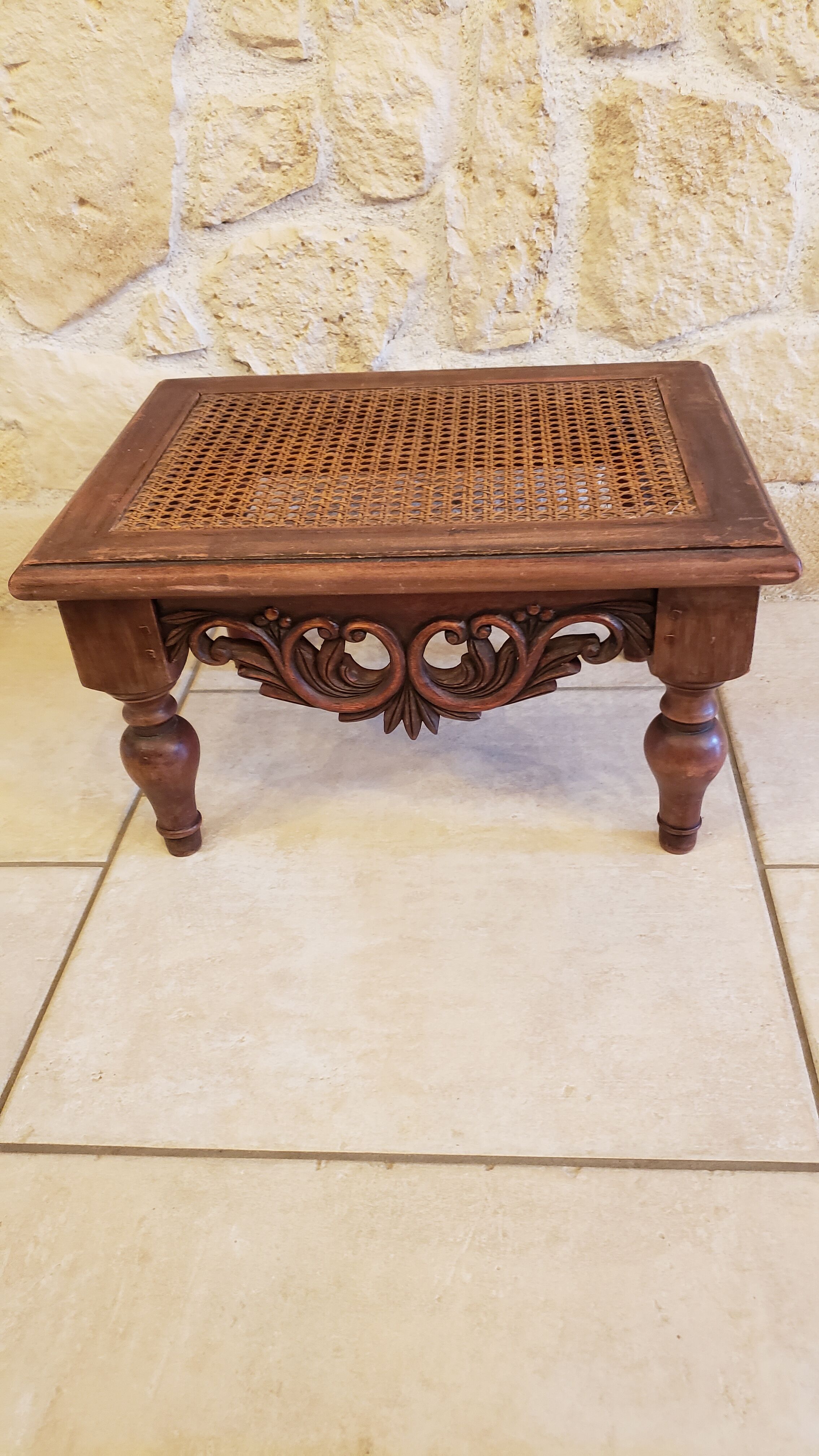 Footrest in worked wood + cannage