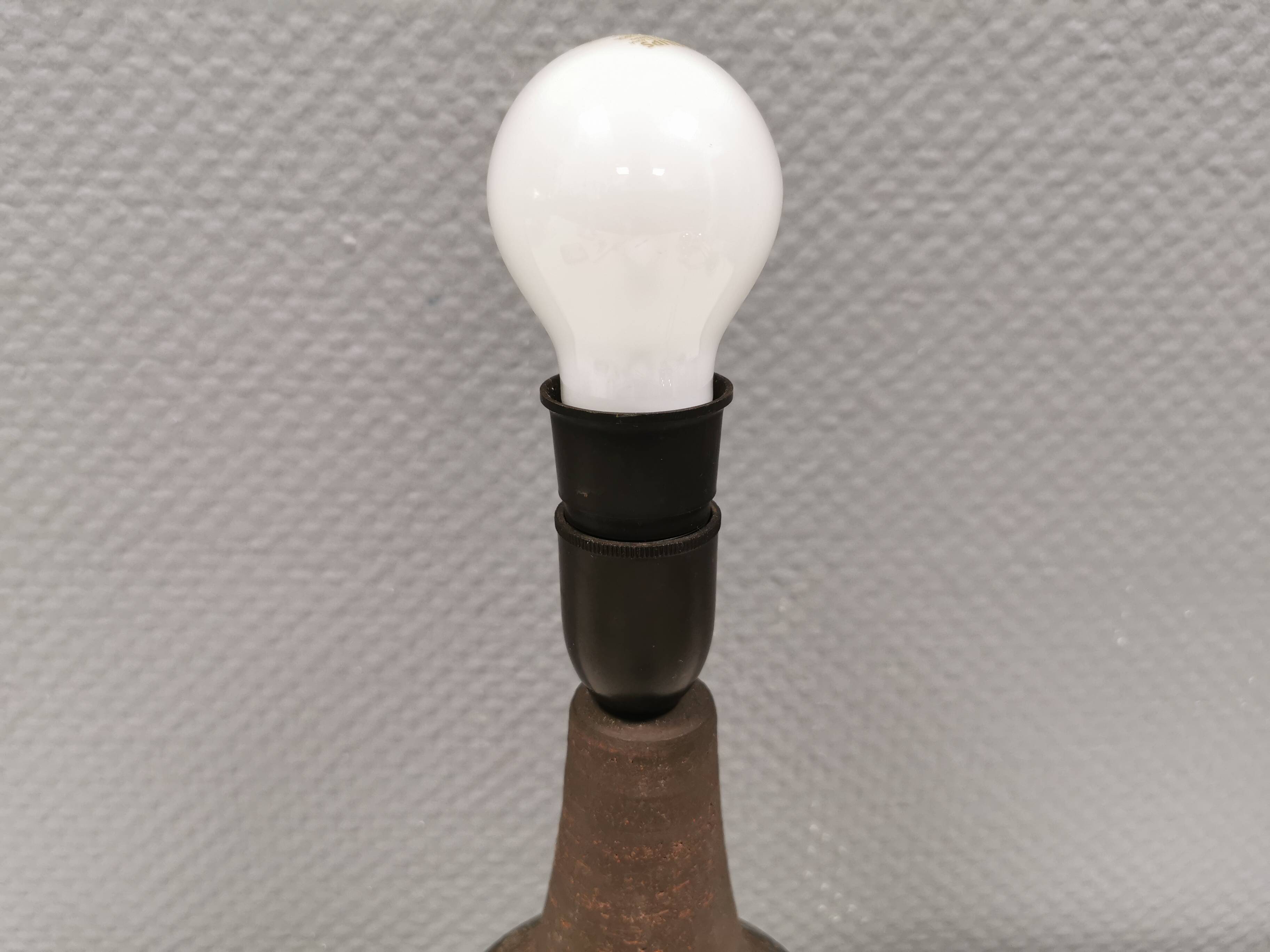 Ceramic table lamp, Danish, from the 1970s-80s. In earth tones.